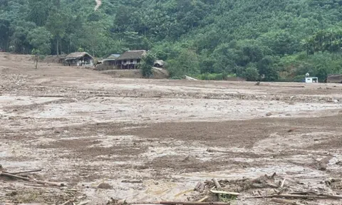 Hàng trăm cán bộ chiến sĩ dầm mưa, lội bùn tìm kiếm nạn nhân vụ sạt lở ở Lào Cai