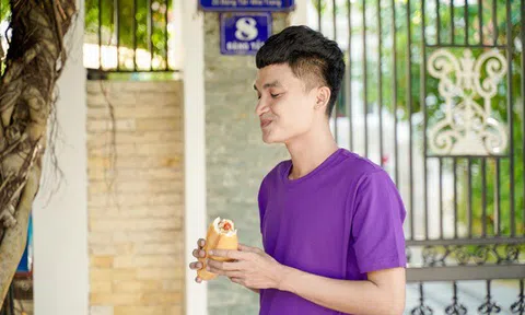 Mạc Văn Khoa xúc động khi về thăm xe bánh mì sinh viên 8 ngàn đồng một ổ